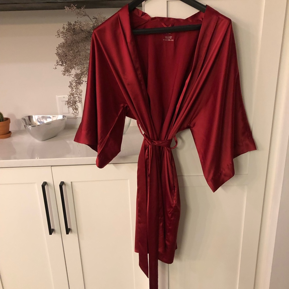 Never worn sioro robe. Size small.